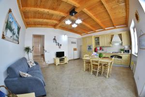 una cucina e un soggiorno con divano blu e tavolo di Marghegio' house a Ceglie Messapica