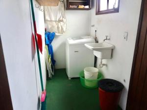 Baño pequeño con lavabo y aseo en Casa no Campeche, en Florianópolis