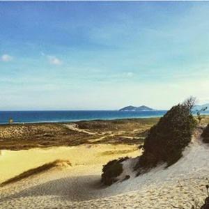 een zandstrand met de oceaan op de achtergrond bij Casa 3 quartos próximo à praia in Florianópolis +12 foto's