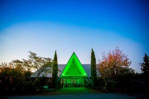 Fernside的住宿－Rangiora Eco Holiday Park，绿色的房屋,设有绿色的屋顶
