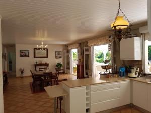 Kitchen o kitchenette sa L'Ecrin Vert