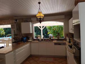Kitchen o kitchenette sa L'Ecrin Vert