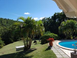 Swimming pool sa o malapit sa L'Ecrin Vert