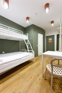 Rúm í herbergi á Just Rest Automatic Hostel