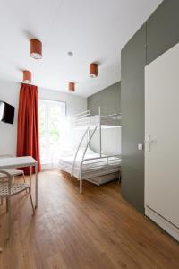 Rúm í herbergi á Just Rest Automatic Hostel