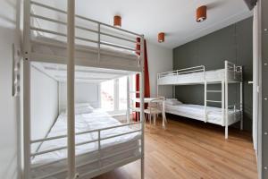 Rúm í herbergi á Just Rest Automatic Hostel