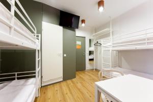 Rúm í herbergi á Just Rest Automatic Hostel
