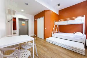 En eller flere senge i et værelse på Just Rest Automatic Hostel