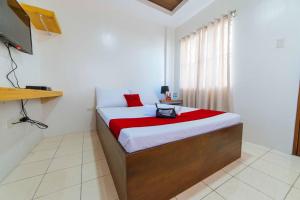 Postel nebo postele na pokoji v ubytování RedDoorz Plus @ Casa Lucia Sindalan San Fernando City Pampanga
