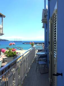 ジャルディーニ・ナクソスにあるオテル ヴィラ ネフェレの海の景色を望む建物のバルコニー