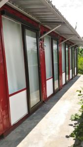 une rangée de portes en verre sur un bâtiment dans l'établissement The Container, à Labuan Bajo