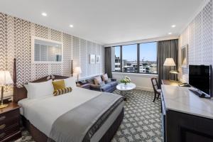 布里斯本的住宿－View Brisbane，酒店客房设有一张大床和一台电视。