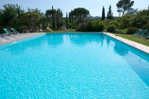 duży basen z niebieską wodą w obiekcie Le Mandrie di Ripalta w mieście Montespertoli
