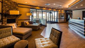 The lobby or reception area at Best Western Newport Inn
