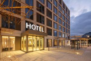 un edificio de hotel con un cartel de hotel en Best Western Hotel Wiesbaden en Wiesbaden