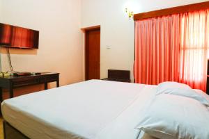 Postel nebo postele na pokoji v ubytování RedDoorz Plus near Brawijaya Museum