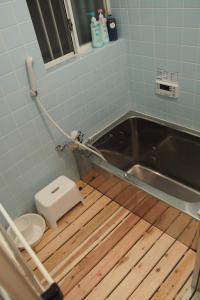 La salle de bains est pourvue d'un lavabo et de toilettes. dans l'établissement Love Kyoto Kyoenkan, à Kyoto
