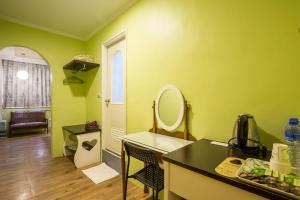 宜蘭市的住宿－夜市橙堡渡假旅館，一间带水槽和镜子的浴室