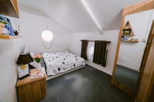 Postel nebo postele na pokoji v ubytování BKV Homestay