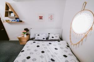 Postel nebo postele na pokoji v ubytování BKV Homestay