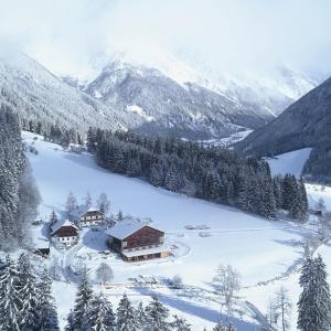 un lodge de ski dans les montagnes dans la neige dans l'établissement Wiesemann Biohof, à Anterselva di Mezzo