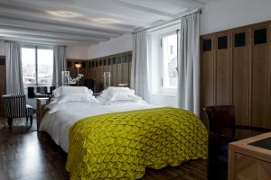 Un pat sau paturi într-o cameră la Widder Hotel - Zurichs Luxury Hideaway