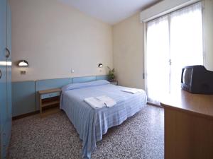 Säng eller sängar i ett rum på Hotel Telstar +49 foton