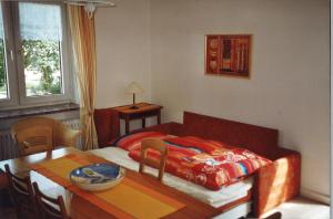 a small bedroom with a bed and a table with a table at von Frieling in Soltau