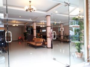 a lobby with a glass door and a couch at Nathon Residence Hotelโรงเเรมหน้าทอนเรสซิเด้นท์ in Nathon
