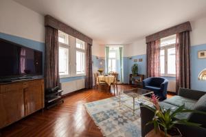 a living room with a couch and a tv at Mondial Appartement Hotel in Vienna