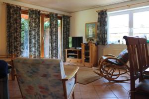 a living room with a chair and a television at von Felde in Soltau