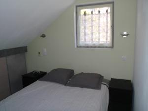 1 dormitorio con cama y ventana en Le chalet du Sersas, en Saint-Clément sur Durance