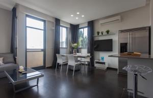 una sala de estar con un sofá y una mesa en Luxury Penthouse 2 bed near Rothchild, en Tel Aviv