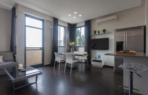 - un salon avec un canapé et une table dans l'établissement Luxury Penthouse 2 bed near Rothchild, à Tel Aviv
