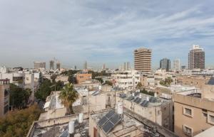 - une vue sur une ville avec de grands bâtiments dans l'établissement Luxury Penthouse 2 bed near Rothchild, à Tel Aviv