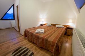 Ένα ή περισσότερα κρεβάτια σε δωμάτιο στο Floarea Soarelui