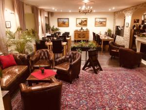 Ein Sitzbereich in der Unterkunft Waldhotel Bad Jungbrunn