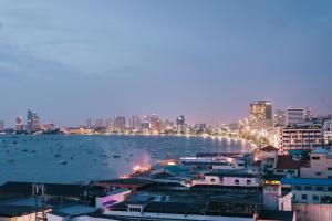 Nespecifikovaný výhled na destinaci Pattaya South nebo výhled na město při pohledu z hotelu