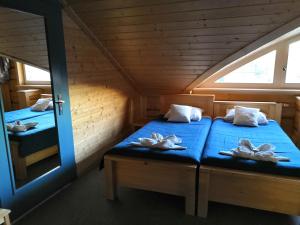 mały pokój z dwoma łóżkami w łodzi w obiekcie Rybaczówka Karczma Rybna w Świnoujściu