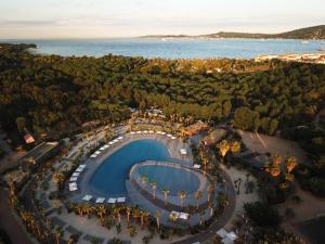 - une vue aérienne sur la piscine et l'océan dans l'établissement Les Jardins de la Mer, à Grimaud