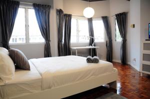 Кровать или кровати в номере GRAYHAUS Residence