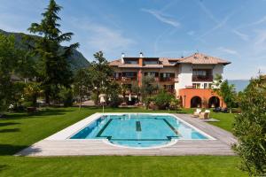 una casa con piscina en un patio en Hotel Weingut Klosterhof, en Caldaro