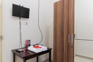 TV a/nebo společenská místnost v ubytování RedDoorz near Universitas Palangkaraya + 7 fotografií