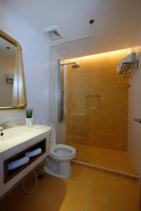 A bathroom at BE Resort Mactan