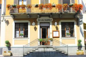 um edifício com uma escada em frente a um edifício em Locanda Piemonte da Sciolla em Domodossola