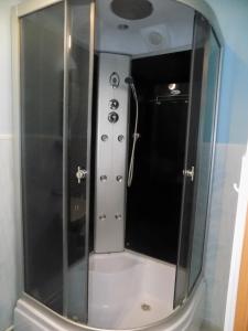 SalavatにあるSalavat Motelのバスルーム(ガラスドア付きのシャワー付)