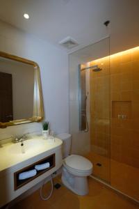 A bathroom at BE Resort Mactan