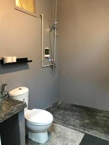 ペタリンジャヤにあるGRAYHAUS Residenceの個室に白いトイレがあるバスルーム