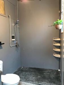 GRAYHAUS Residence في بيتالينغ جايا: حمام مع مرحاض ودرج حلزوني