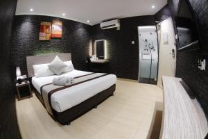 Tempat tidur dalam kamar di Here Hotel